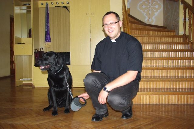 Labradorų veislės šunį Rojų Mindaugas Šakinis dovanų gavo antraisiais kunigystės metais. M. Katinauskienės nuotr.