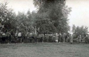 Kazio Macijausko laidotuvės 1935–aisiais: velionį palydi visas kaimas.