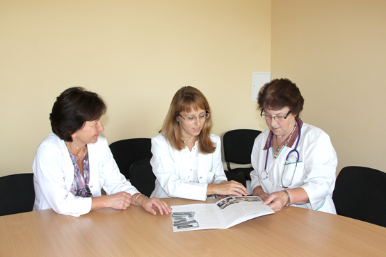 Rajono ligoninės gydytoja neurologė R.Markevičienė (iš kairės)