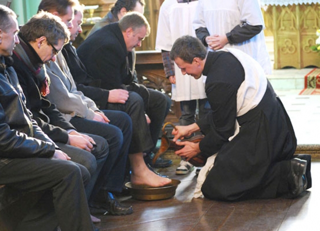 Kunigas Audrius Vogulis nuplovė kojas 12 parapijiečių. Vaidos Rakauskaitės nuotr.