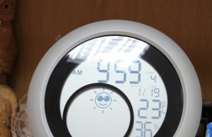 Rokiškio Juozo Tūbelio progimnazijos direktoriaus kabinete šilta – termometras rodo 23 laipsnius. M. Katinauskienės nuotr.