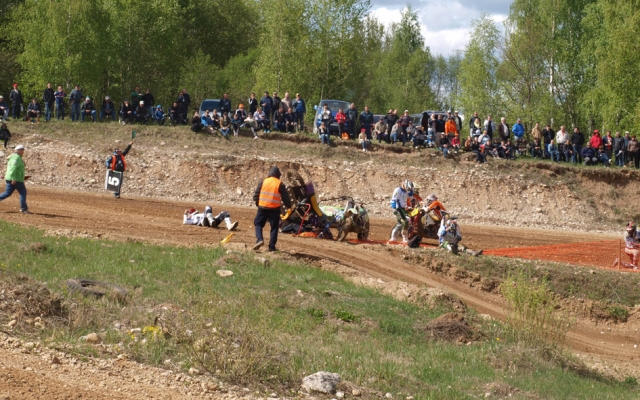 Motociklai su priekabomis susidūrė vos keli metrai nuo starto