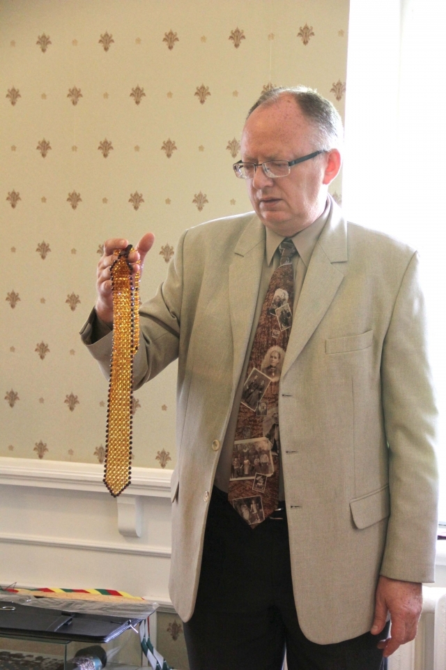 Prieš keletą metų Juozas Šalkauskas Rokiškio krašto muziejuje demonstravo savo gintarinį kaklaraištį. N. Byčkovskio nuotr.