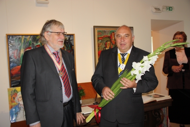 Pernai per Rokiškio miesto gimtadienio šventę dailininką Rimą Zigmą Bičiūną (kairėje) su parodos atidarymu Vilniaus rokiškėnų vardu pasveikino klubo 