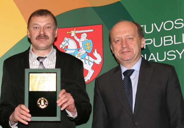 Direktorius Kęstutis Paškevičius (kairėje) su Premjeru Andriumi Kubiliumi “Lietuvos metų gaminio 2009“ apdovanojimų ceremonijos metu. Asmeninio archyvo nuotr.