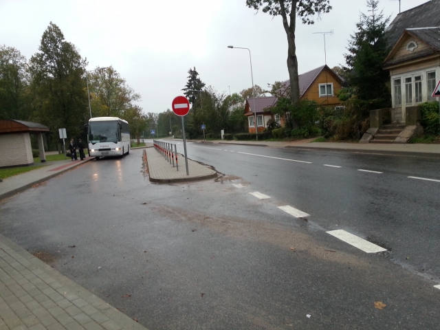 Obelių autobusų stotelė po remonto susiaurėjo