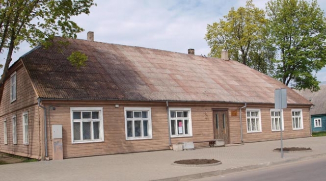 Šis rajono savivaldybei priklausęs pastatas Rokiškio centre praėjusią savaitę aukcione parduotas už 169 tūkst. litų. D.Zibolienės nuotr.