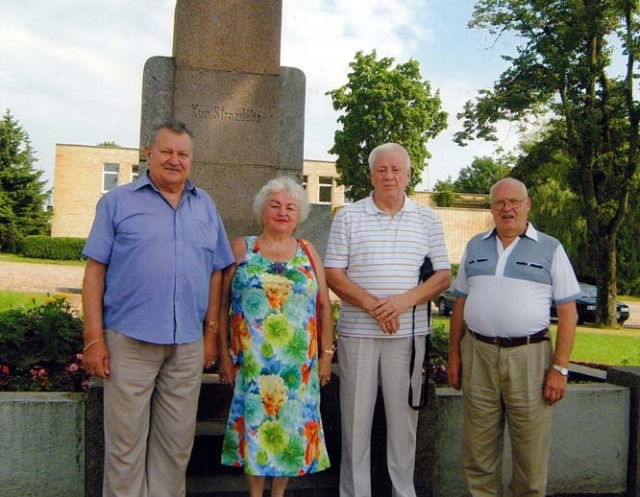 Kamajuose prie Antano Strazdo paminklo: Albertas Petrulis (iš kairės)