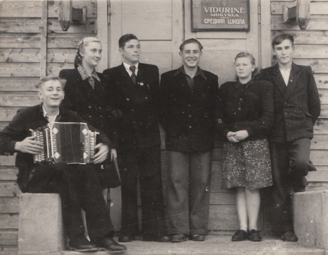 1952 m. nuotraukoje – Kamajų vidurinės mokyklos mokiniai: rašinio autorius (sėdi)