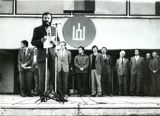 1988 rugsėjo 9 d. Eugenijus Mikaliūnas kalba pirmajame Lietuvos persitvarkymo sąjūdžio Rokiškio iniciatyvinės grupės organizuotame mitinge. Rokiškio krašto muziejaus nuotr.