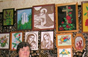 Tautodailininkė Tatjana Pliuškienė rodė savo paveikslus. L.Dūdaitės nuotr.