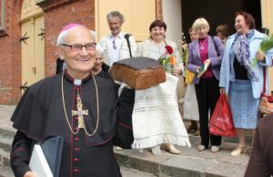Vyskupas Jonas Kauneckas su poezijos atlaidų dalyviais pasidalijo juoda duona.