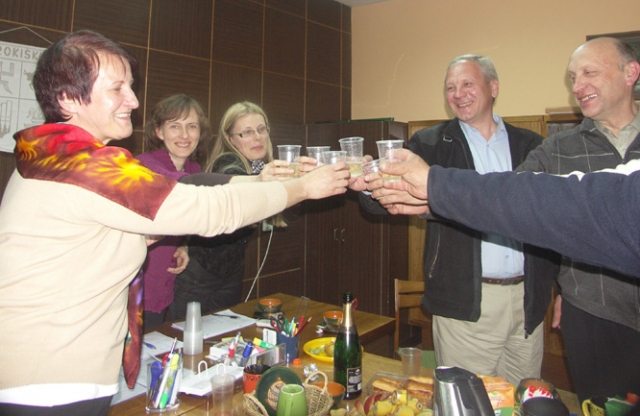 Pergalės šampano taures už nugalėtoją Dalią Grybauskaitę kėlė (iš kairės): Diana Meškauskienė