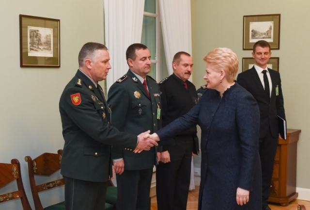 Prezidentė susitinka su viešąjį saugumą užtikrinančių tarnybų vadovais. LR Prezidento kanceliarijos nuotraukos/ R. Dačkaus nuotr.