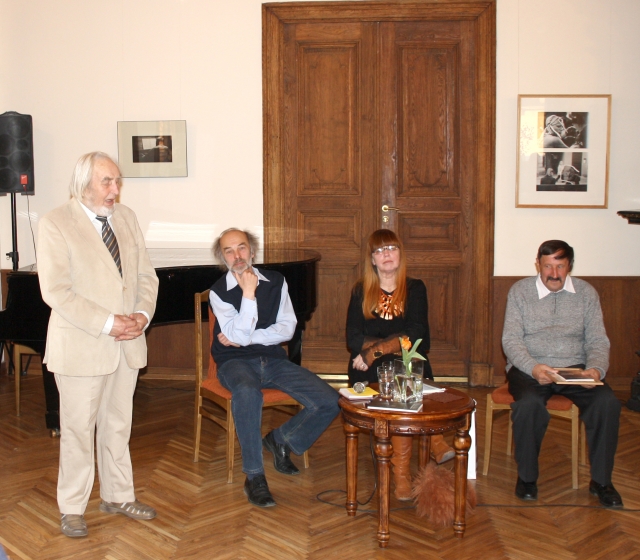 Bronius Ribokas (dešinėje) per apdovanojimą Rašytojų sąjungos klube Vilniuje. B.Riboko archyvo nuotr.