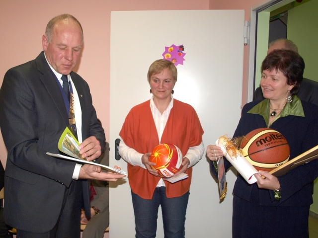 Rotary klubo vadovas L.Šablinskas įteikė dovanas Socialinės paramos centro direktorei A.Kaupienei (dešinėje) ir Dienos centro vyriausiajai socialinei darbuotojai Jūratei Dovydėnienei. L.Dūdaitės nuotr.