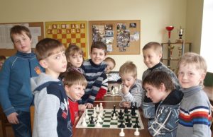 Jaunieji rajono šachmatininkai Laurynas Fiodorovas (iš kairės)