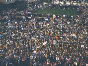 Prieš 25 metus aikštėje prie tuometinių Rokiškio kultūros namų susirinko apie 10 tūkst. žmonių. P. Prascieniaus nuotr.