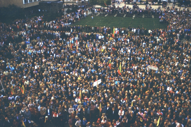 Prieš 25 metus aikštėje prie tuometinių Rokiškio kultūros namų susirinko apie 10 tūkst. žmonių. P. Prascieniaus nuotr.