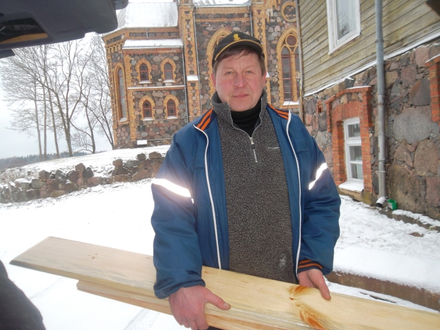 Ūkininkas Zenonas Kumpauskas salei remontuoti dovanojo medieną
