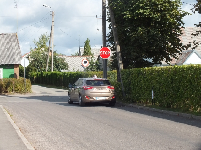 Po kritikos - valdžios reakcija: STOP ženklai perkelti prieš pat gatvių susikirtimą
