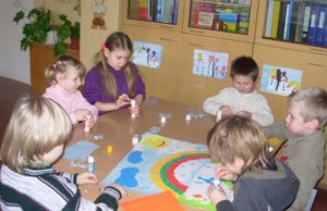 Priešmokyklinės grupės vaikai kuria darbelį rajono vaikų piešinių parodai „Piešiu Lietuvą“. Senamiesčio pradinės mokyklos archyvo nuotr.