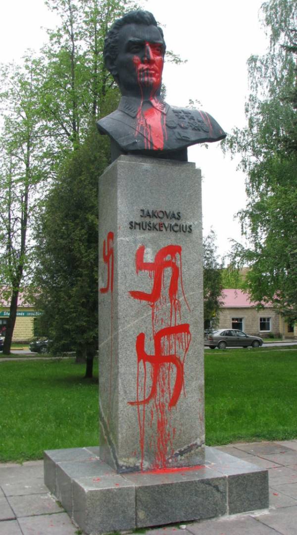 2008 m. vandalai išterliojo Jakovo Smuškevičiaus paminklą.