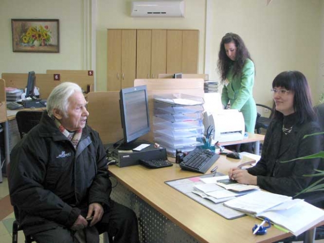 Kasdien į „Sodros“ rajono skyrių užsuka apie 100 klientų. Vienas jų - rajono tarybos narys Vytautas Šlikas. Kaip šiuo metu skaičiuojamos pensijos