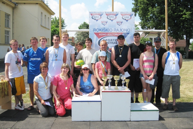 Kazliškio seniūnijos sportininkai įsiamžino su iškovota žaidynių taure. Kazliškio seniūnijos archyvo nuotr.