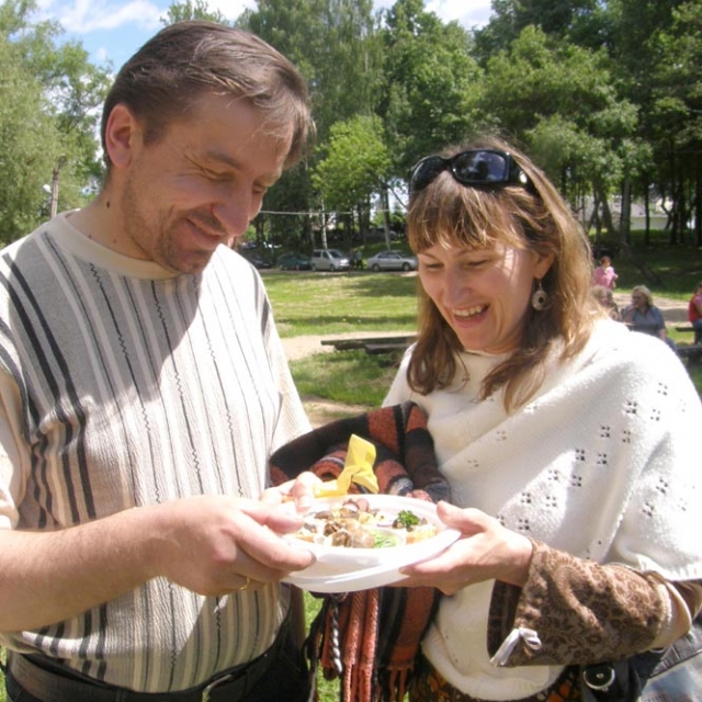 Igoris ir Loreta Skripkos sraiges kirto šypsodamiesi. Autorės nuotr.