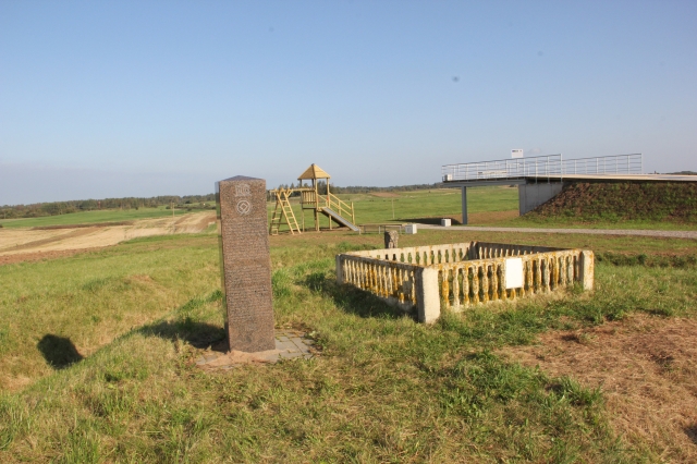 Europos Sąjungos ir rajono savivaldybės lėšomis sutvarkyta Struvės geodezinio lanko Gireišių punkto aplinka vertinama prieštaringai. D.Zibolienės nuotr.