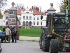 Jaunimo centro nariai su miškininku Juozu Davainiu (dešinėje). G.Kubilienės nuotr..