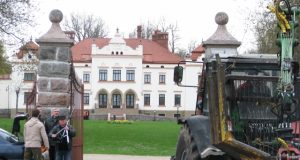 Jaunimo centro nariai su miškininku Juozu Davainiu (dešinėje). G.Kubilienės nuotr..