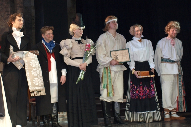 Po spektaklio padėką festivalio organizatoriai įteikė aktoriui Mindaugui Capui (trečias iš dešinės)