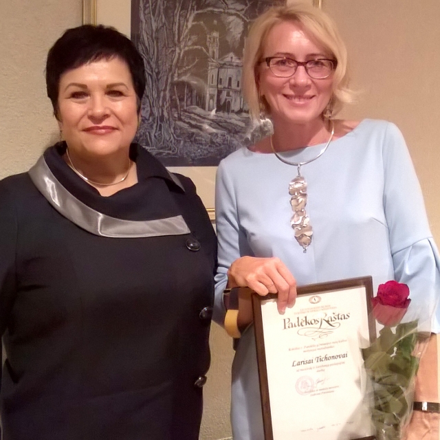 Švietimo ir mokslo ministrė Audronė Pitrėnienė (kairėje) padėkos raštą įteikė Pandėlio gimnazijos rusų kalbos mokytojai Larisai Tichonovai.