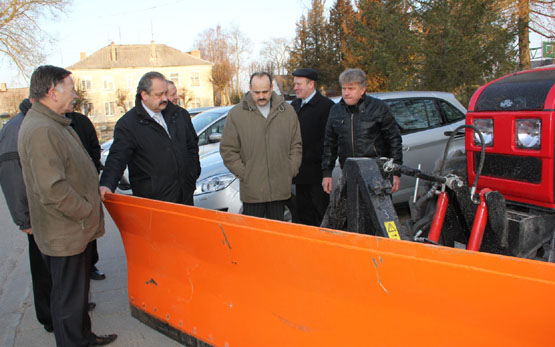 Naujuosius traktorius apžiūrinėjo Kamajų seniūnas Vytautas Vilys (iš kairės)