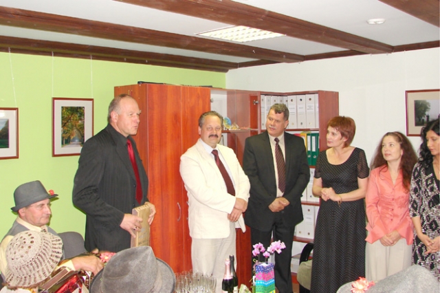 Rokiškio krašto turizmo draugijos pirmininkas Leonardas Šablinskas (pirmas iš kairės) įkurtuvių proga pasveikino TIC darbuotojas - (iš dešinės) buhalterę Romualdą Kundelienę