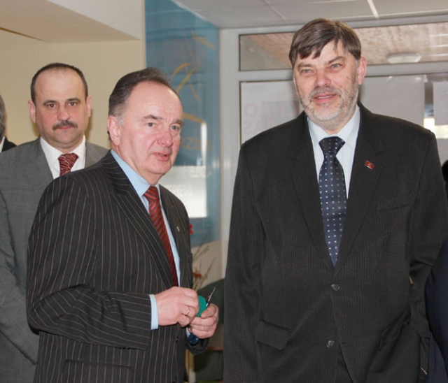 Kovo 11-osios iškilmingame minėjime susitikę Seimo narys E.Klumbys (iš dešinės)