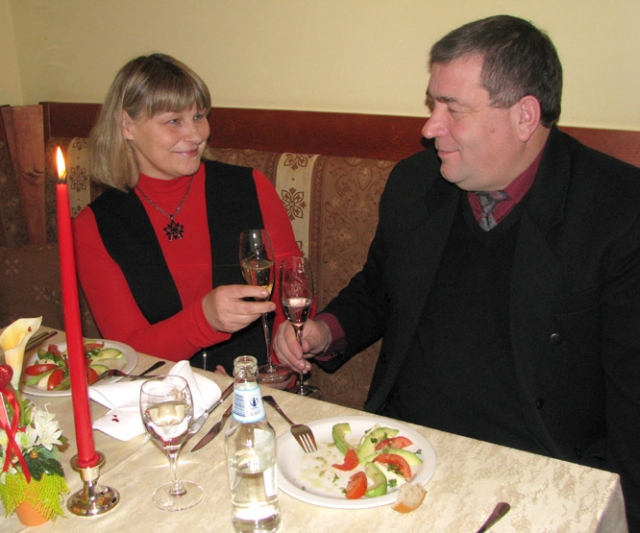 Laima ir Vladimiras Zaičenkovai romantiška vakariene „Svajos“ kavinėje liko patenkinti.  D.Zibolienės nuotr.