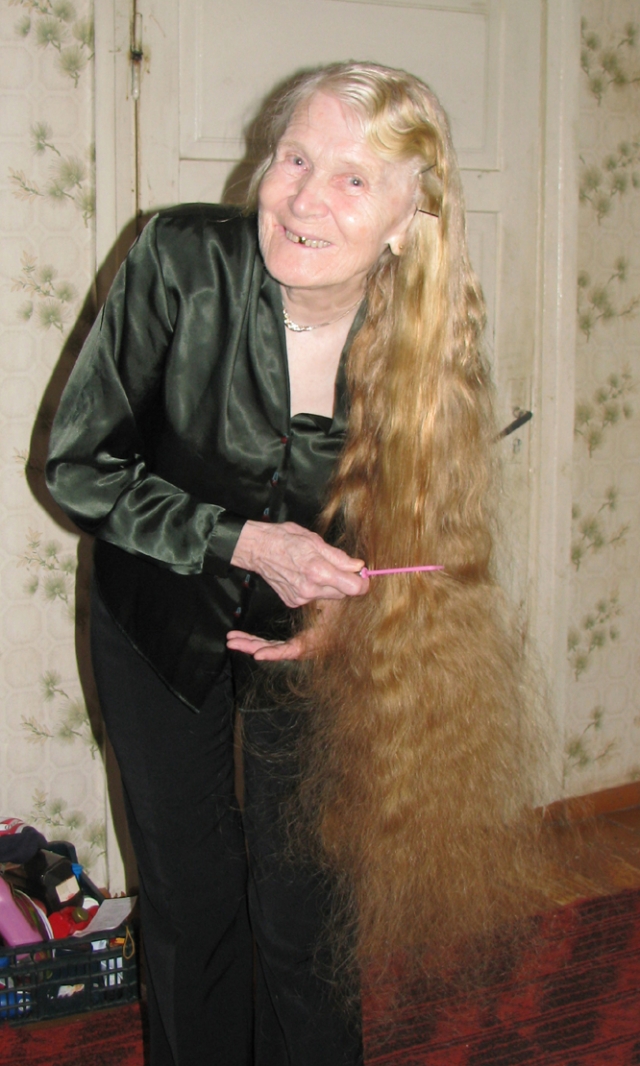 Garbaus amžiaus sulaukusi moteris džiaugiasi kelius siekiančiais plaukais. D.Zibolienės nuotr.